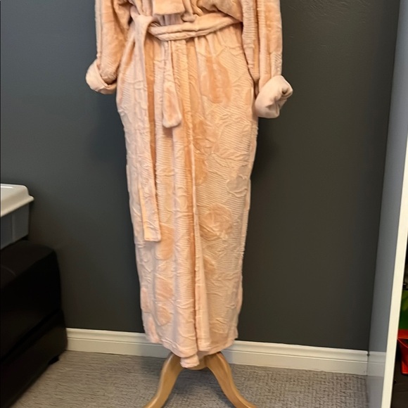 Peachy Pink Robe - Picture 2 of 7